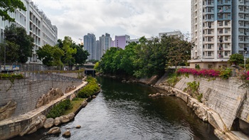 The approximate 2.4 kilometres Kai Tak River (known as Kai Tak Nullah in the past) is one of East Kowloon’s major drainage channels, as per Drainage Services Department (DSD). Due to urban developments and extreme weather conditions, serious flooding occurred in Choi Hung Road during rainstorms, affecting nearby residents. As the nullah did not meet the current flood prevention standards, DSD implemented river improvement works in stages to improve the 1.1 kilometres section of the nullah in Wong Tai Sin, in order to improve the drainage capacity of Kai Tak River and mitigate flooding risk of surrounded area. Construction works commenced in stages from October 2011 and were completed in 2018. DSD also seized the opportunity to improve the scenery of the local urban setting and provide leisure place for the public to enhance overall living environment of the area. To this end, greening and ecological elements were included in the Kai Tak River Improvement Works to revitalise this water body into an urban green river corridor that links the river closely with the local neighbourhood. DSD set up a trail along Kai Tak River in Wong Tai Sin district. It starts at Shatin Pass Road and ends at Prince Edward Road East with 10 panels in different locations along the 1 kilometre riverbank of Kai Tak River. History of Kai Tak River and information of the drainage improvement works are introduced to the public.